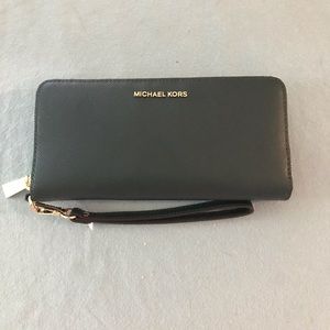 Michael Kors jet set travel continental wallet